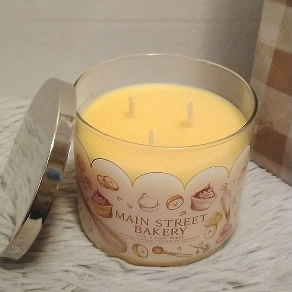 Brand New Bath & Body Works Bundle Of Three 3-Wick Candles - Picture 9 of 10